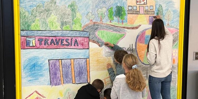 El Centro Comercial Travesía celebra el Día Mundial del Arte con un gran mural elaborado por escolares