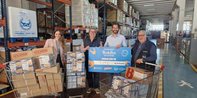 El Banco de Alimentos de Vigo recibe el pescado recaudado en el Mundial Rodolfos Come-langostinos