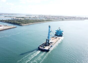 PÉREZ TORRES MARÍTIMA INVIERTE MÁS DE 3 MILLONES EN UNA GRÚA AUTOMÓVIL DE ÚLTIMA GENERACIÓN QUE DUPLICA SU CAPACIDAD DE CARGA Y DESCARGA, CONVIRTIÉNDOSE EN LA MAYOR GRÚA DEL PUERTO DE VIGO PARA CARGA GENERAL