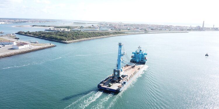 PÉREZ TORRES MARÍTIMA INVIERTE MÁS DE 3 MILLONES EN UNA GRÚA AUTOMÓVIL DE ÚLTIMA GENERACIÓN QUE DUPLICA SU CAPACIDAD DE CARGA Y DESCARGA, CONVIRTIÉNDOSE EN LA MAYOR GRÚA DEL PUERTO DE VIGO PARA CARGA GENERAL