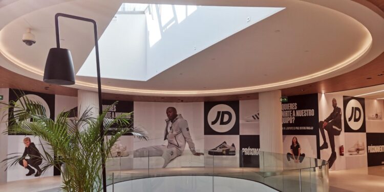 JD Sports celebra con regalos, sorteos y música su apertura en el Centro Comercial Gran Vía de Vigo