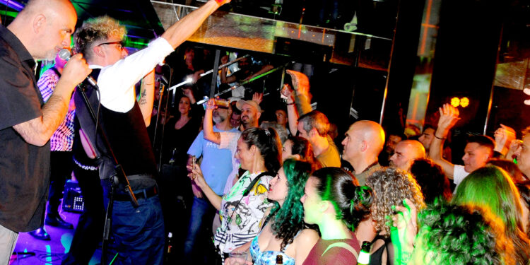 Marta Vidal, Sabela Cereijo, Ify, Noe Álvarez y Beutxi Miguez, además de la integrante del grupo Seilaesencia