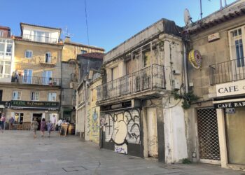 Esta imagen no es propia de una ciudad como Vigo. Sobre todo, teniendo en cuenta que esa fachada arruinada está en el centro del Casco Vello, frente a la Colegiata, y que por allí pasan miles de personas.