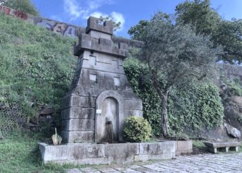 Esta fuente que muestra la fotografía está ubicada en la Avenida de Madrid, en un lateral de la Finca de San Roque, y pasa inadvertida ante los ojos de miles y miles de personas que circulan diariamente en sus vehículos por delante.
