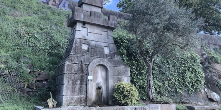 Esta fuente que muestra la fotografía está ubicada en la Avenida de Madrid, en un lateral de la Finca de San Roque, y pasa inadvertida ante los ojos de miles y miles de personas que circulan diariamente en sus vehículos por delante.