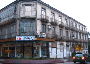 Esta fotografía fue tomada hace varias décadas en la esquina de la Rúa Carral con la Rúa Victoria. En el bajo del edificio, como puede observarse, había un conocido comercio llamado Prekua