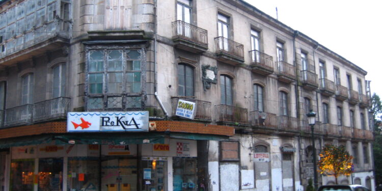 Esta fotografía fue tomada hace varias décadas en la esquina de la Rúa Carral con la Rúa Victoria. En el bajo del edificio, como puede observarse, había un conocido comercio llamado Prekua