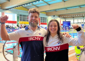 La deportista del Real Club Náutico de Vigo viajó a Mallorca con la nadadora Rosalía Soler y el entrenador Sergio Silva y, además de subirse al pódium, batió el récord absoluto del RCNV en 400 estilo.