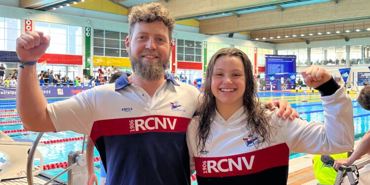 La deportista del Real Club Náutico de Vigo viajó a Mallorca con la nadadora Rosalía Soler y el entrenador Sergio Silva y, además de subirse al pódium, batió el récord absoluto del RCNV en 400 estilo.
