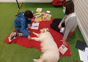 Nuevo taller infantil con Perros y Letras en Vigo, que acoge una firma de libros con Paula Suárez