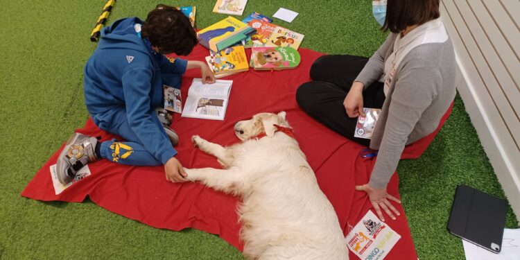Nuevo taller infantil con Perros y Letras en Vigo, que acoge una firma de libros con Paula Suárez