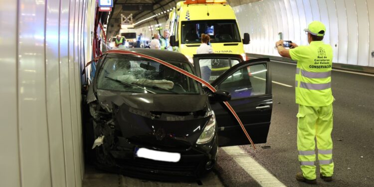 Cortado un carril en el túnel de O Folgoso por una salida de vía que deja tres heridos leves
