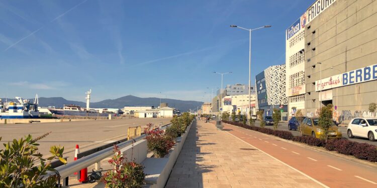 Un paseo agradable junto al mar