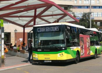 La demandada protección para la parada de autobús de la plaza de América se instalará en mayo