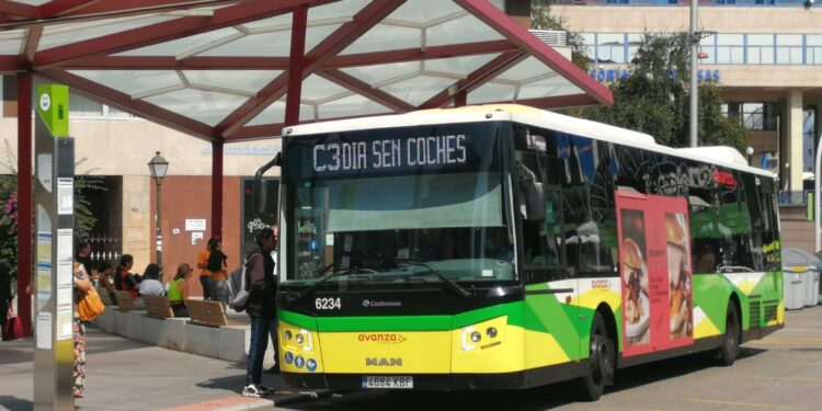 La demandada protección para la parada de autobús de la plaza de América se instalará en mayo
