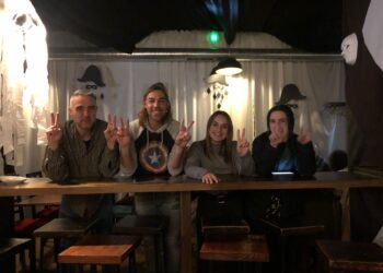 Participantes de un escape room en el restaurante Puro Delirio.