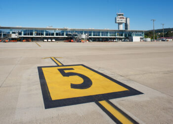 Una avioneta de transporte de órganos sufre una avería en Peinador y queda atravesada en la pista
