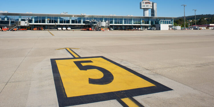 Una avioneta de transporte de órganos sufre una avería en Peinador y queda atravesada en la pista