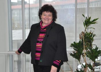 África González diserta sobre la eterna juventud en su ingreso en la Real Academia de Farmacia de Galicia