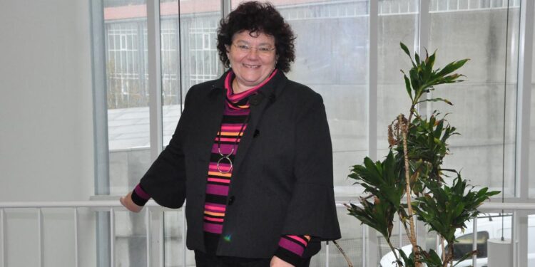 África González diserta sobre la eterna juventud en su ingreso en la Real Academia de Farmacia de Galicia