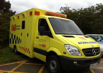 Un coche rompe una tubería de gas tras empotrarse contra una vivienda en O Porriño