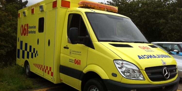 Un coche rompe una tubería de gas tras empotrarse contra una vivienda en O Porriño
