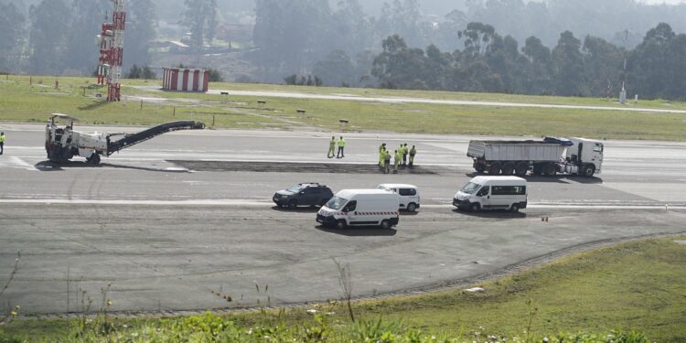 Aena licita las obras de reasfaltado de la cabecera 19 de la pista del aeropuerto de Vigo
