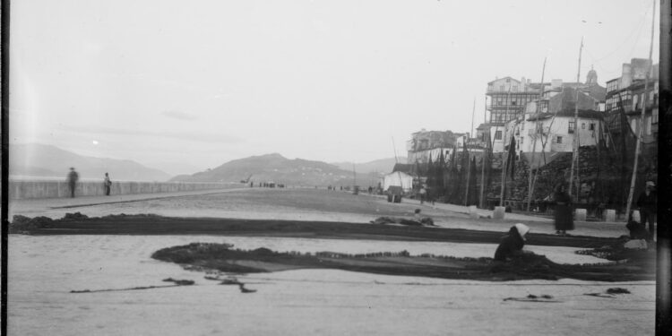 Vigo 1900: las ‘redeiras” en el malecón La reveladora fotografía del archivo Llanos muestra el segundo ensanche de la ciudad ganado al mar