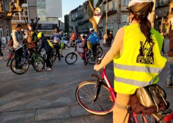 Bicicletada lúdica y reivindicativa por el centro de Vigo con motivo del Día de la Tierra