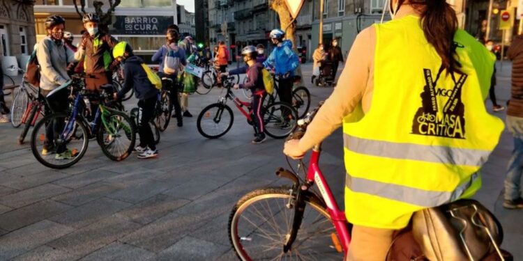 Bicicletada lúdica y reivindicativa por el centro de Vigo con motivo del Día de la Tierra