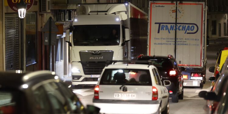 El cierre de un tramo de la A-55 llena Tui de camiones y coches