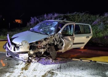 Tres personas heridas, una de ellas menor, en un choque frontal entre dos vehículos en Oia