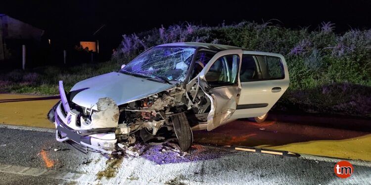 Tres personas heridas, una de ellas menor, en un choque frontal entre dos vehículos en Oia