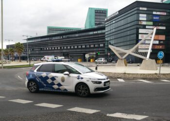 Dos detenidos en Vigo por agredir a un hombre que les echó en cara que tiraran basura fuera del contenedor