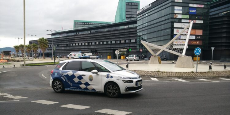 Dos detenidos en Vigo por agredir a un hombre que les echó en cara que tiraran basura fuera del contenedor