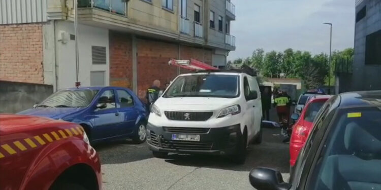 Trasladado en helicóptero al Álvaro Cunqueiro tras quedar atrapado bajo una furgoneta en A Cañiza