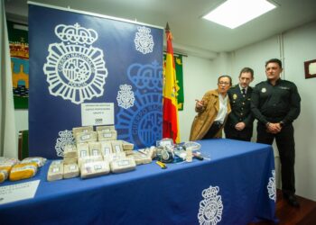 La Policía Nacional ha incautado 24,5 kilos de heroína y ha detenido a dos personas en Nigrán por su presunta implicación en una organización criminal dedicada a traer droga a la provincia de Pontevedra para su posterior venta en Portugal y en el resto de España.