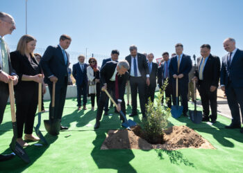 Albo inaugura en la Plisan una de las plantas “más grandes y modernas” del sector conservero gallego