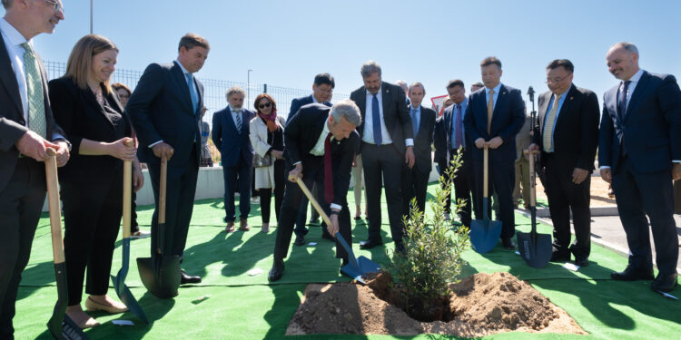 Albo inaugura en la Plisan una de las plantas “más grandes y modernas” del sector conservero gallego