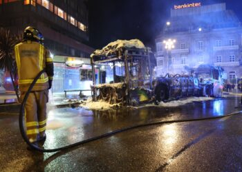 Investigan la intencionalidad del incendio en el autobús calcinado en el centro de Vigo