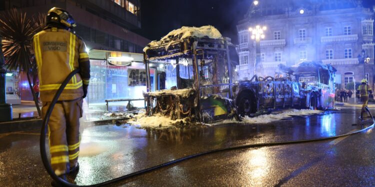 Investigan la intencionalidad del incendio en el autobús calcinado en el centro de Vigo