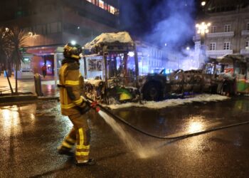 Así fue el incendio que calcinó un autobús urbano en pleno centro de Vigo