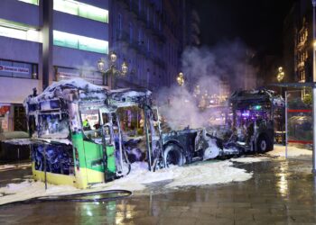 Investigan la intencionalidad del incendio en el autobús calcinado en el centro de Vigo