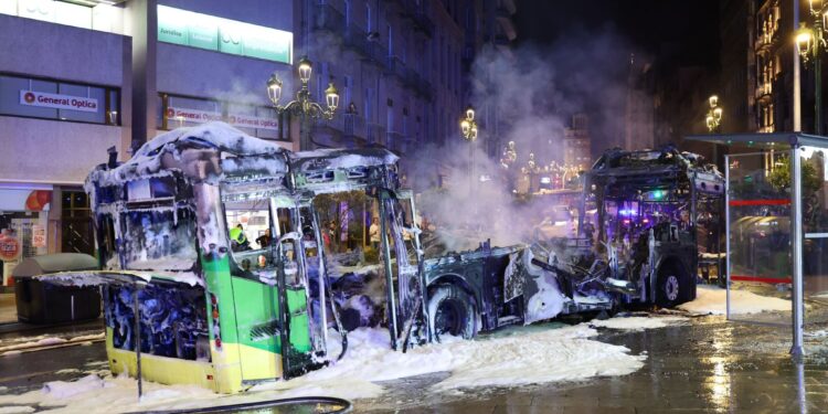 Investigan la intencionalidad del incendio en el autobús calcinado en el centro de Vigo