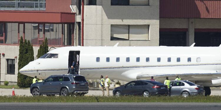 Juan Carlos I aterriza en Vigo casi un año después de su última visita a España