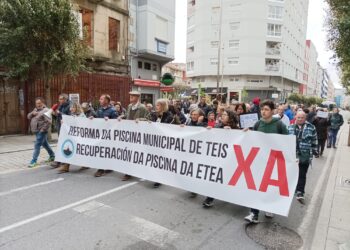 Esta tarde ao redor de 300 veciños/as, convocados pola Asociación Veciñal de Teis, participaron na concentración e posterior manifestación polas rúas da parroquia, para reivindicar do Concello de Vigo, a inmediata reforma da piscina municipal de Teis e a recuperación da piscina da ETEA.