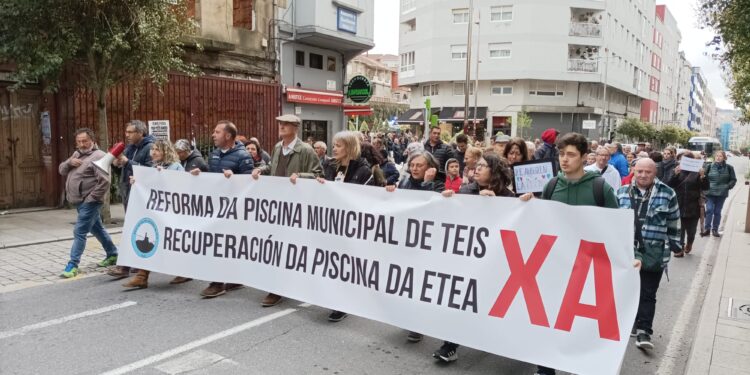 Esta tarde ao redor de 300 veciños/as, convocados pola Asociación Veciñal de Teis, participaron na concentración e posterior manifestación polas rúas da parroquia, para reivindicar do Concello de Vigo, a inmediata reforma da piscina municipal de Teis e a recuperación da piscina da ETEA.