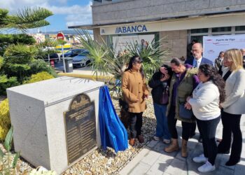 Vigo homenajea a las víctimas del ‘Pitanxo’ con la instalación de una placa con los nombres de los fallecidos
