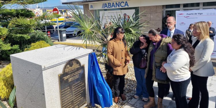 Vigo homenajea a las víctimas del ‘Pitanxo’ con la instalación de una placa con los nombres de los fallecidos