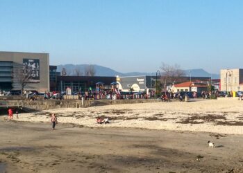 Caballero confirma que la playa de Bouzas tendrá socorrismo; Samil y O Vao ampliarán el servicio de baño adaptado